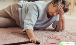 penyebab lansia sering jatuh