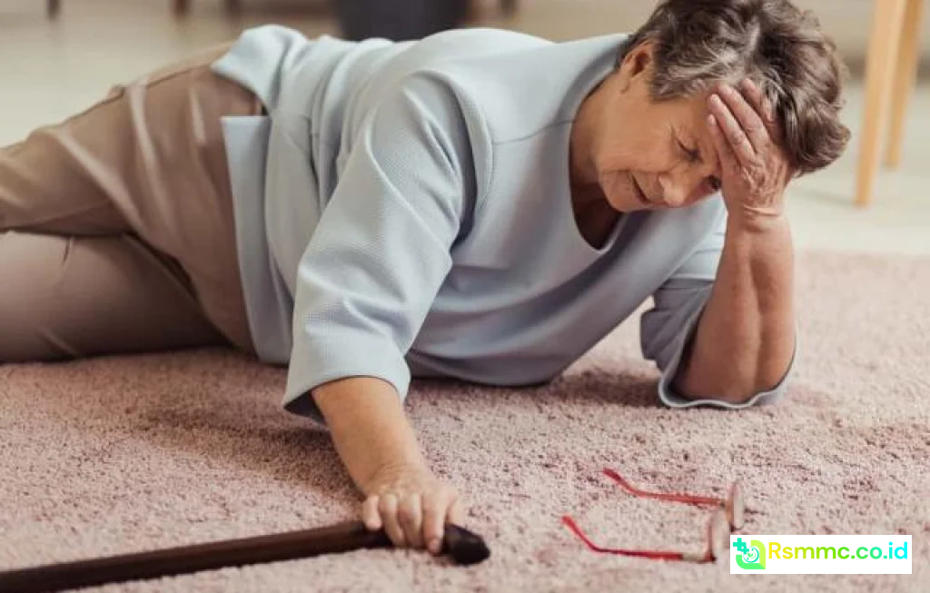 penyebab lansia sering jatuh